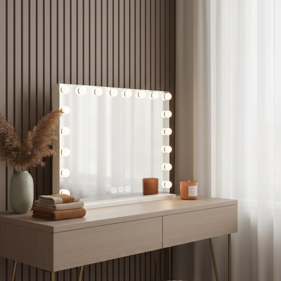 Witte Hollywood spiegel met 15 LED lampen op een houten kaptafel.