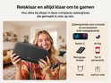Een lachende vrouw met blonde haren houdt een grijze Nintendo Switch 2 hoes van Belkin vast. Ernaast een lijst met inhoud.