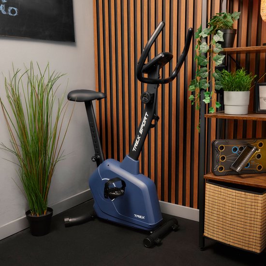 Marineblauwe hometrainer met 'TREX SPORT' logo in een fitnessruimte met planten.