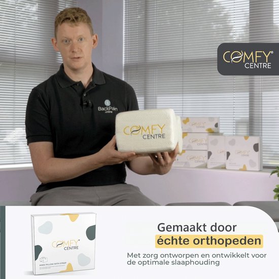 Man met kussen, met opdruk Comfy Centre. Op de achtergrond stapels kussens.