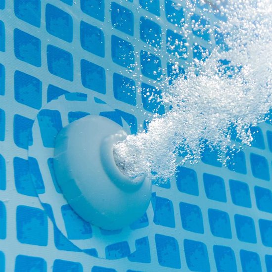 Waterstraal met bubbels die uit een witte zwembaduitlaat komt, met blauw tegelpatroon.