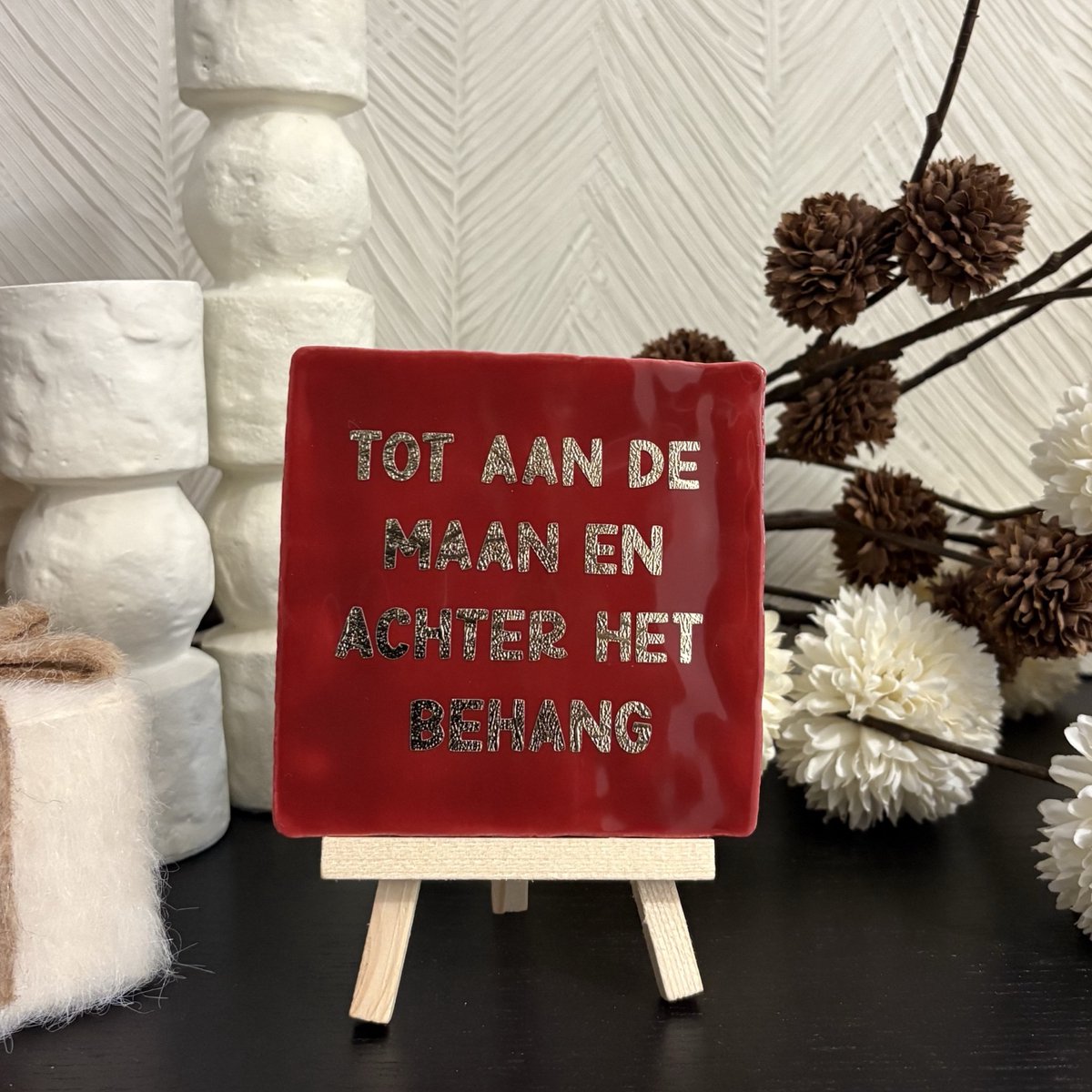 Hartjespost | Tegeltje Tot de maan en achter het behang rood, goud | schoencadeautjes sinterklaas | tegeltjes met tekst | spreuktegel | tegeltjeswijsheden | Christmas | Xmas | kerstmis | decoratie kerst | behang | humor | liefde | love | 10x10