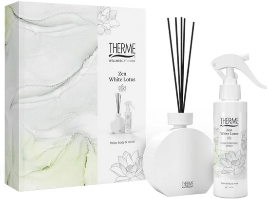 Therme Zen White Lotus home perfume spray en diffuser set. Witte diffuser met zwarte stokjes, witte fles met spraydop en verpakking met marmerprint en lotusbloemen.