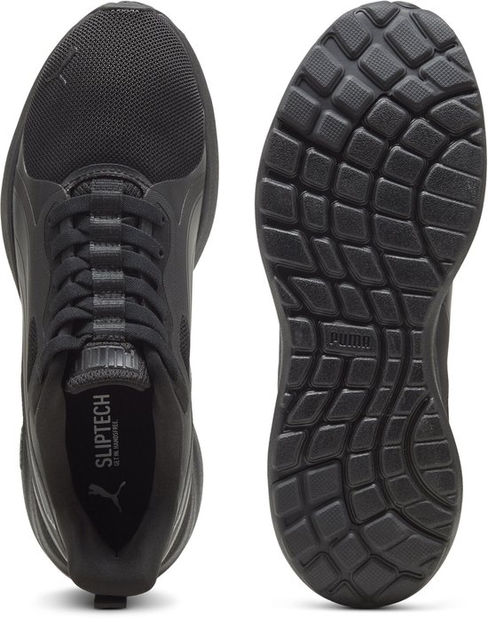 Bovenkant en zool van zwarte PUMA sneaker. Binnenzool met 'SLIPTECH'.