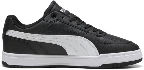 Zijaanzicht van zwarte Puma sneaker met witte Puma-streep en witte zool.