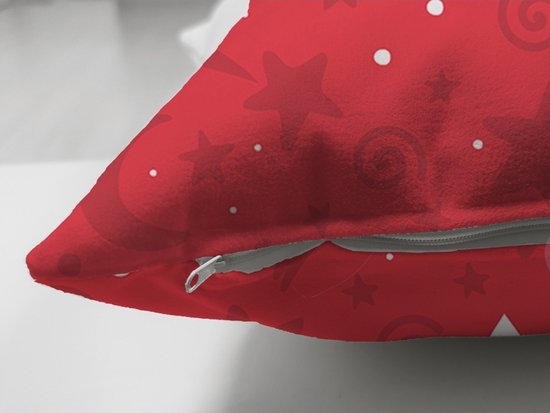 Detailopname van een rode kussenhoes met sterren- en spiraalmotieven en een verborgen ritssluiting.