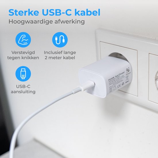 Câble USB-C blanc inséré dans un chargeur blanc. "Câble USB-C robuste", "Renforcé contre les torsions".