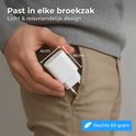 Main plaçant un chargeur blanc de 4x4cm dans une poche de pantalon. "Tient dans toutes les poches", "Seulement 60 grammes".