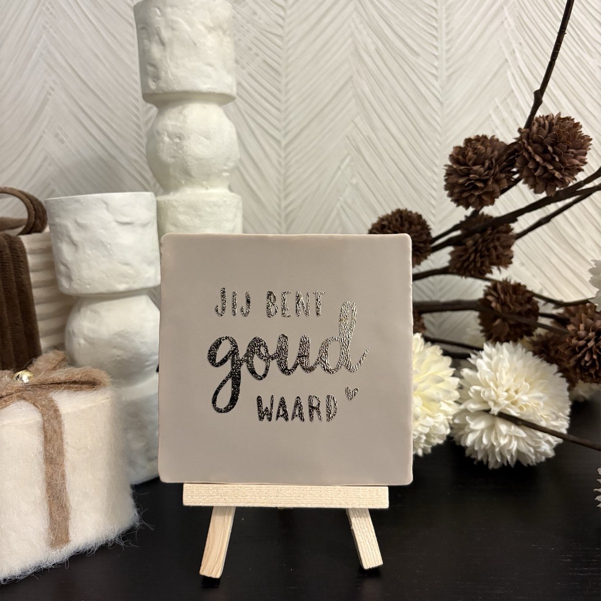 Hartjespost | Tegeltje Jij bent goud waard beige, goud | schoencadeautjes sinterklaas | tegeltjes met tekst | spreuktegel | tegeltjeswijsheden | Christmas | Xmas | kerstmis | decoratie kerst | liefde | goud | alles is liefde | 10x10