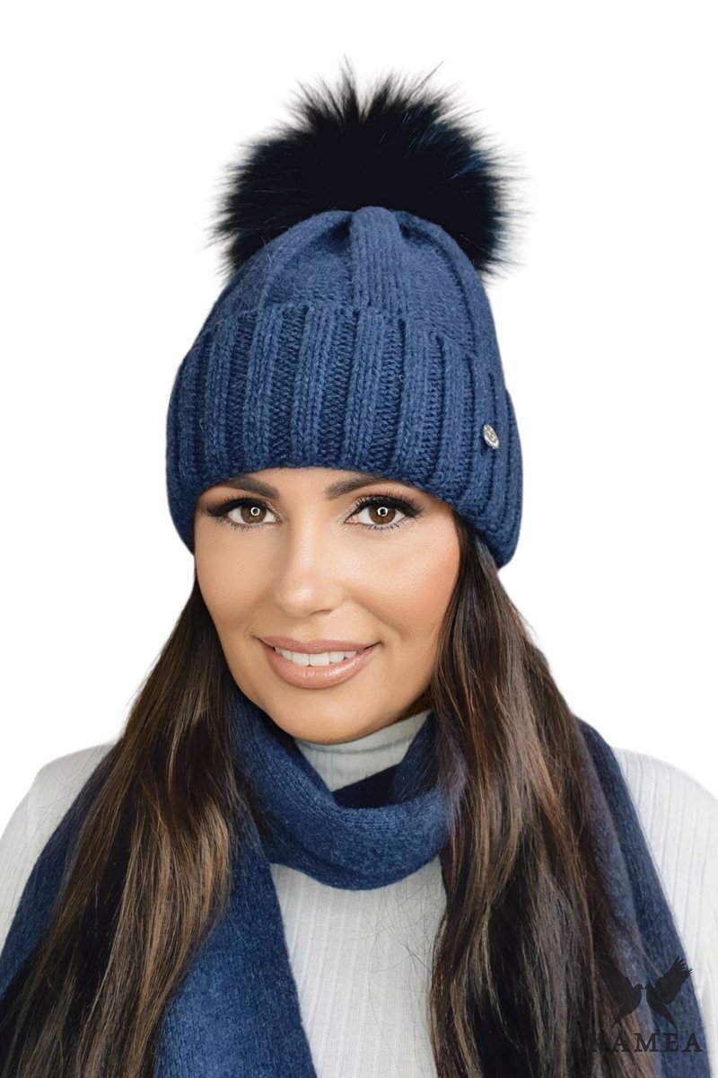Damesmuts KARIMA van wol met pompon, breed omslag, marineblauw