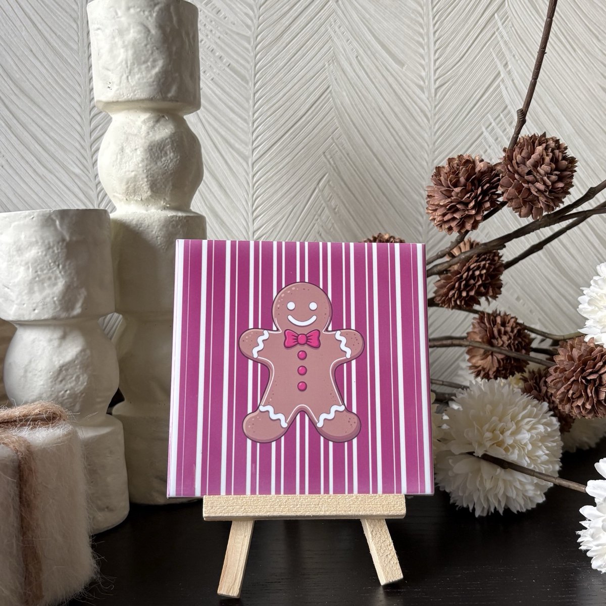 Hartjespost | Tegeltje roze Gingerbread | schoencadeautjes sinterklaas | tegeltjes met tekst | spreuktegel | tegeltjeswijsheden | Christmas | gingerbread | Xmas | kerstmis | decoratie kerst | liefde | love | pink | girl | girly | 11x11
