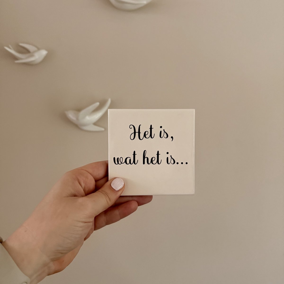 Wij & Blij - Het is, wat het is - beige - Tegeltje - Spreuktegeltje- Wandtegeltje - afscheidscadeau - verjaardagscadeau - cadeau - moederdag - vaderdag - housewarmingcadeau - kleinigheidje - bedankje