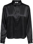 Zwarte satijnen blouse met lange mouwen en knoopjes.