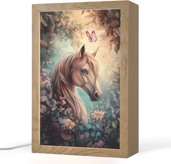 Verlicht houten frame met een schilderij van een paard in een bloementuin, met een vlinder. De randen lichten op.