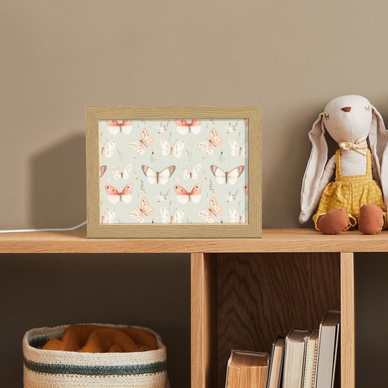 Nachtlampje 20x15 cm - Kinder lampje - Vlinder - Patroon - Pastel - Tafellamp kinderkamer - Slaapkamer lamp - Bedlamp kinderen - Kinderlampje stopcontact - Wandlamp babykamer - Nachtlampjes van Decopatent — afbeelding 3