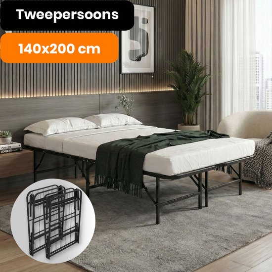 Tweepersoonsbed (140x200 cm) met zwart metalen frame, opgemaakt met wit beddengoed en een groene plaid.