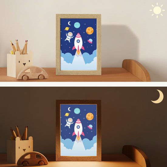 Nachtlampje 15x20 cm - Kinder lampje - Raket - Ruimte - Astronaut - Blauw - Jongens - Tafellamp kinderkamer - Slaapkamer lamp - Bedlamp kinderen - Kinderlampje stopcontact - Wandlamp babykamer - Nachtlampjes van OnlyWow — afbeelding 4