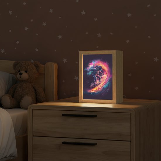 Nachtlampje 15x20 cm - Kinder lampje - Astronaut - Ruimte - Surfen - Kleurrijk - Tafellamp kinderkamer - Slaapkamer lamp - Bedlamp kinderen - Kinderlampje stopcontact - Wandlamp babykamer - Nachtlampjes van Merkloos — afbeelding 2