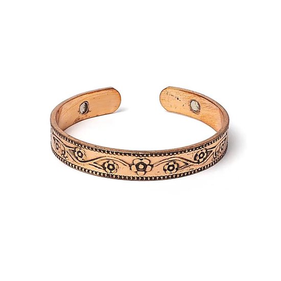 Bracelet en cuivre avec motif de fleurs et aimants.