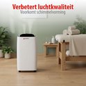 Witte Alpina luchtontvochtiger met stoom in een rustige ruimte met een massagebed.