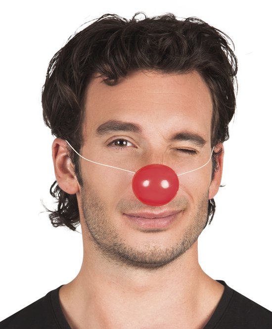 Man met een rode clownsneus, een knipoog en een zwarte T-shirt.