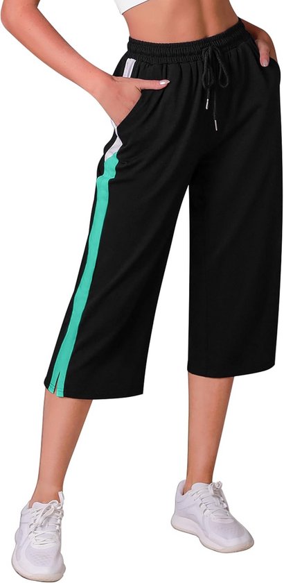 Zwarte dames capribroek 3/4 met sportieve wit-groene zijstreep, trekkoord en zakken.