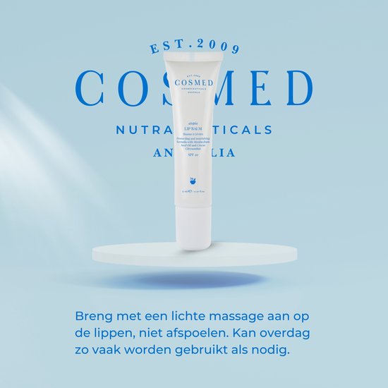 Tube Cosmed Lip Balm SPF 20 op een witte cirkelvormige display. Blauwe achtergrond.