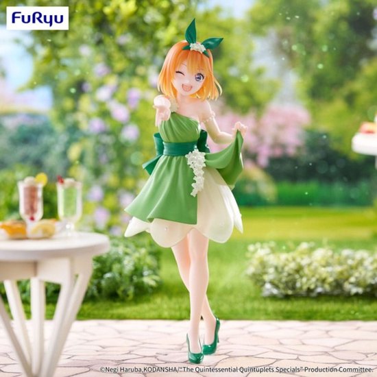 Figuur van Nakano Yotsuba met oranje haar, lachend in een lichtgroene jurk met strik en bloemen.