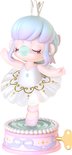 Danseresfiguur in wit tutu, staand op een draaiplateau met parels en strik.
