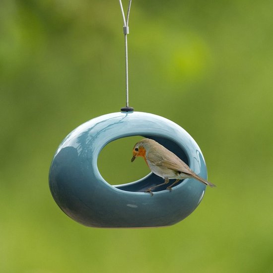 Blauw keramisch vogel drinkbakje, rond met open midden, met een roodborstje erin.