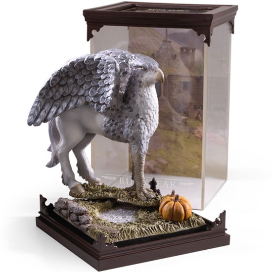 Buckbeak-figuur met grijze veren, witte achterhand en vleugels. Op een basis met gras, stenen en een pompoen, met Hogsmeade op de achtergrond.
