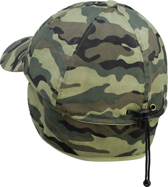 Zijaanzicht van een camouflage pet met oorflappen en een aantrekkoord.