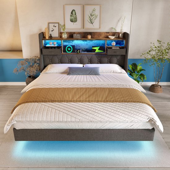 Lit avec tête de lit capitonnée grise, éclairage LED bleu, espace de rangement et couvre-lit brun.