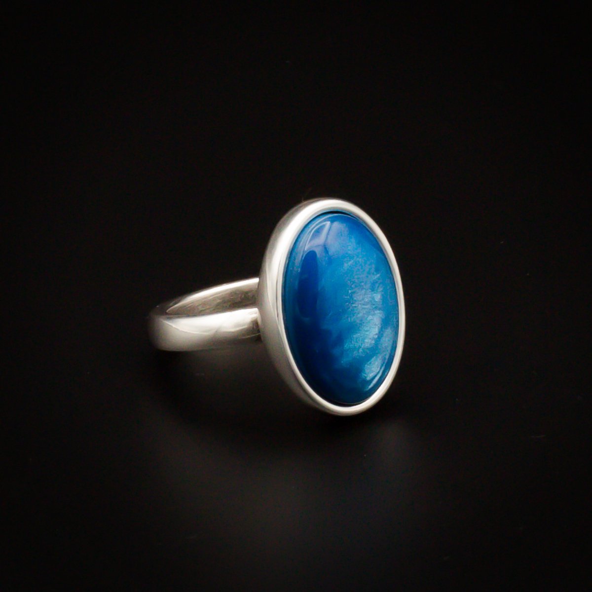 Qoss Ring Diede – Smalle Zilverkleurige Ring met Ovale 13x18 mm Cabochon | Nikkelvrij | Handgemaakt | Combineerbaar | Saffier | M