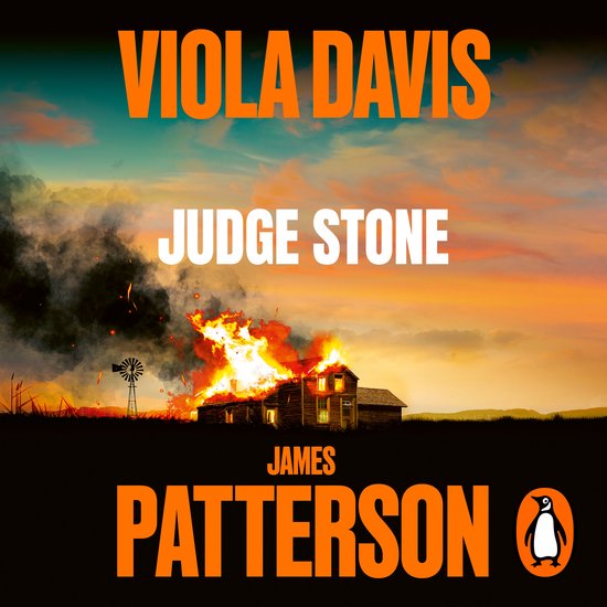 Boekomslag met de titel 'Judge Stone' van Viola Davis en James Patterson, met een brandend huis op de achtergrond.