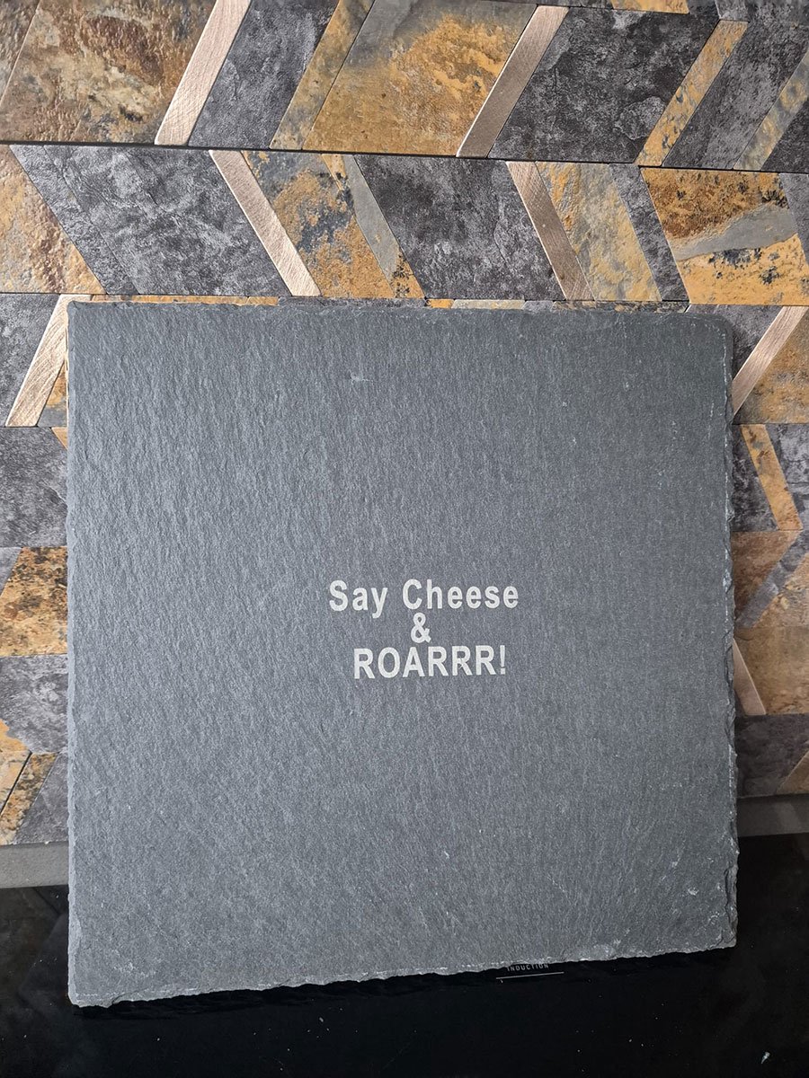Eviva Home Deco Leisteen Borrelplank Vierkant - Graveertekst "Say Cheese & ROARRR!" - Luxe Kaasplank 25x25 cm