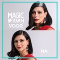 Vrouw met rode jurk toont effect van L'Oréal Paris Magic Retouch 'voor' en 'na'.