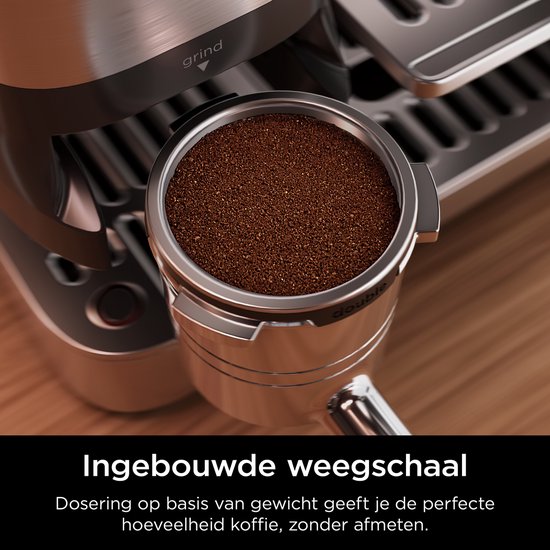 Detailopname van de zilverkleurige Ninja koffiemachine met een volle portafilter met gemalen koffie.