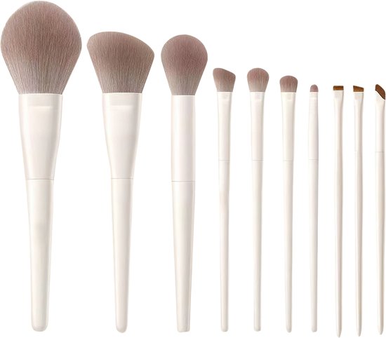Een set van tien beige make-up kwasten met witte handvatten op een zwarte achtergrond.