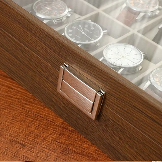 Luxe houten horlogedoos met zilverkleurige sluiting. Glazen deksel toont een selectie horloges.