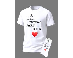 Valentijncadeau - Valentijn cadeau - Love - Giftset - Jij hebt een speciaal plekje in mijn hart - Shirt - T-shirt Liefde - Cadeau set shirt met sokken - Grappig cadeau voor vrouw en man - Valentijnsdag - T-shirt voor dames en heren met tekst - Maat S
