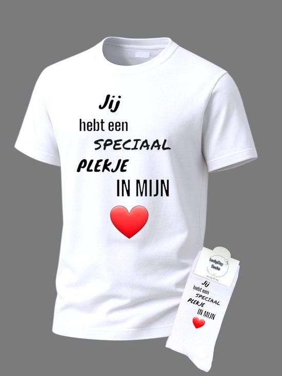 Valentijncadeau - Valentijn cadeau - Love - Giftset - Jij hebt een speciaal plekje in mijn hart - Shirt - T-shirt Liefde - Cadeau set shirt met sokken - Grappig cadeau voor vrouw en man - Valentijnsdag - T-shirt voor dames en heren met tekst - Maat S