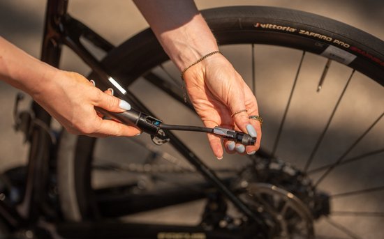 BBB Cycling HighRoad Minipomp - Compacte Fietspomp Racefiets - Max Druk 9 Bar - Geschikt voor Alle Ventielen & Tubeless - 19,2 CM - BMP-121 — afbeelding 4