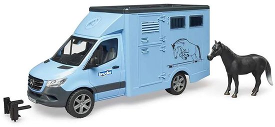 Lichtblauwe Bruder paardenwagen met een paard ernaast en een trekhaakje. Dewagen heeft een afbeelding van een springend paard.