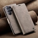 Beige telefoonhoesje in boekstijl met zichtbare camera's, rustend op textuur.
