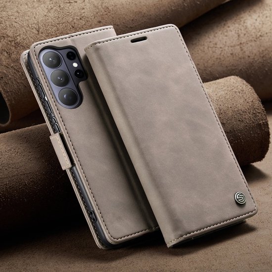 Beige telefoonhoesje in boekstijl met zichtbare camera's, rustend op textuur.