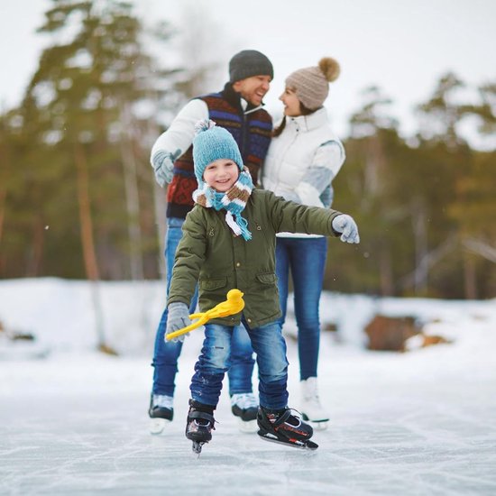 De Winter - Reusachtige Sneeuwbal Stock Afbeelding - Image of kinderen, koude: 63657