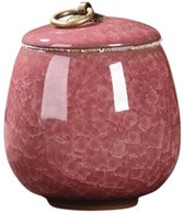 Donkerroze keramieken mini-urn met mozaïekpatroon en gouden ring, op een witte achtergrond.