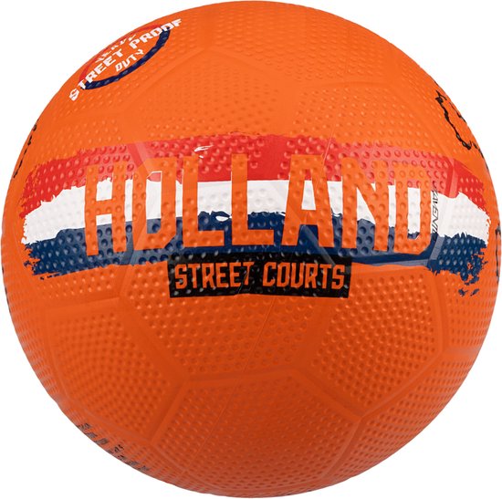Oranje voetbal met "HOLLAND" en "STREET COURTS" tekst, Nederlandse vlagdetails en "STREET PROOF" opdruk.