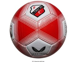 FC Utrecht skill bal, dus kleiner dan een gewone voetbal